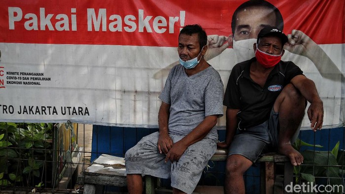 Kasus COVID-19 Nyaris 1 Juta, Efektifkah Penanganan Corona di RI? Kasus positif COVID-19 di Indonesia bertambah lagi di tengah penerapan PPKM-vaksinasi virus Corona. Per hari ini, total kasus COVID-19 di RI capai 999.256 orang