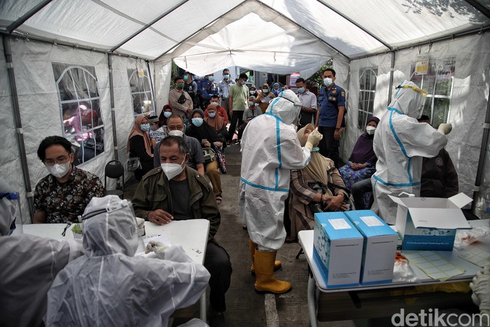 Kasus positif COVID-19 di Indonesia bertambah lagi di tengah penerapan PPKM-vaksinasi virus Corona. Per hari ini, total kasus COVID-19 di RI capai 999.256 orang