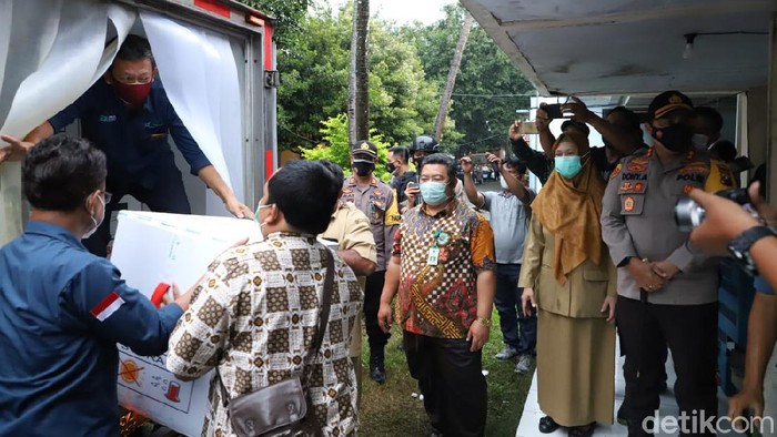 kedatangan vaksin sinovac di kantor Dinkes Mojokerto