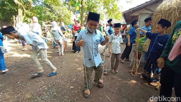 Terlihat anak-anak tengah asik bermain permainan tradisional. Berbagai macam permainan tradisional disiapkan oleh pihak panitia. Mulai dari permainan sawahan, egrang, dakon, hingga lompat tali. Terlihat anak-anak tengah asik bermain permainan tradisional. Berbagai macam permainan tradisional disiapkan oleh pihak panitia. Mulai dari permainan sawahan, egrang, dakon, hingga lompat tali.