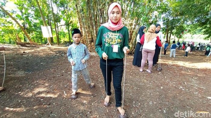Anak - anak di Dukuh Piji Wetan Desa Lau, Kecamatan Dawe, Kudus tengah asik bermain permainan tradisional, Minggu (15/11/2020)