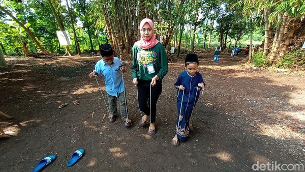 Di Dukuh Piji Wetan, Desa Lau, Kecamatan Dawe, Kudus masih ada anak-anak muda yang peduli dan berupaya untuk melestarikan permainan tradisional. Mereka pun menggelar acara Kampung Budaya Piji Wetan beberapa waktu lalu. Di Dukuh Piji Wetan, Desa Lau, Kecamatan Dawe, Kudus masih ada anak-anak muda yang peduli dan berupaya untuk melestarikan permainan tradisional. Mereka pun menggelar acara Kampung Budaya Piji Wetan beberapa waktu lalu.