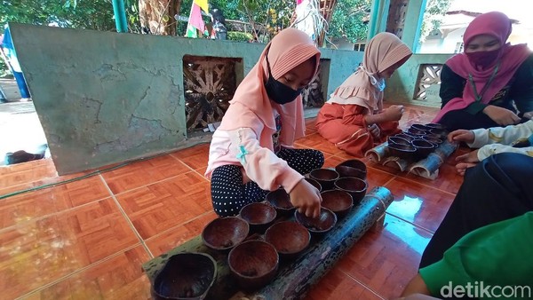 Kita memperkenalkan kembali pada anak-anak. Ini permainan zaman dulu, punya nilai, dan biar tidak HP terus, kata Panitia Kampung Budaya Piji Wetan, Rhy Husaeni. Kita memperkenalkan kembali pada anak-anak. Ini permainan zaman dulu, punya nilai, dan biar tidak HP terus, kata Panitia Kampung Budaya Piji Wetan, Rhy Husaeni.