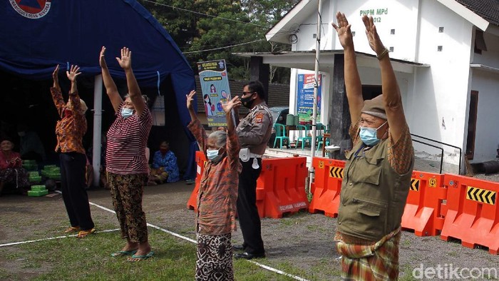 Ketika Para Lansia  Senam di Pengungsian