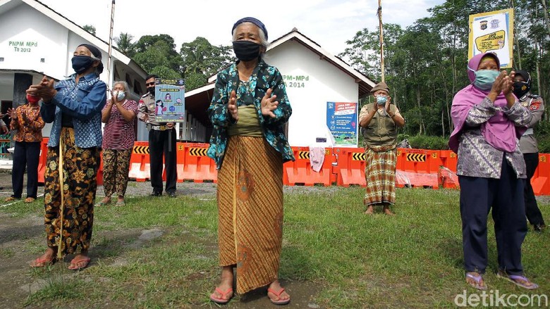 Ketika Para Lansia Senam di Pengungsian Polwan dari Satuan Ditlantas Polda Yogyakarta mengajak para Lansia senam di barak pengungsi desa Glagaharjo, Sleman, Yogyakarta, Senin (25/1). Begini potretnya.