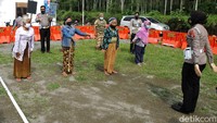 Polwan dari satuan Ditlantas Polda Yogyakarta memimpin senam.