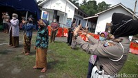 Para Lansia mengikuti gerakan-gerakan yang dicontohkan.