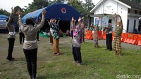 Polwan dari Satuan Ditlantas Polda Yogyakarta mengajak pengungsi Lansia senam bersama di barak pengungsi desa Glagaharjo, Sleman, Yogyakarta, Senin (25/1/2021).