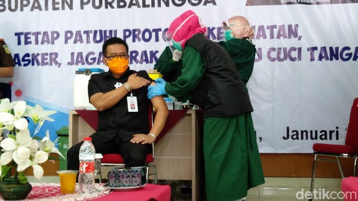 Ketua DPRD Purbalingga Bambang Irawan, saat divaksinasi Corona