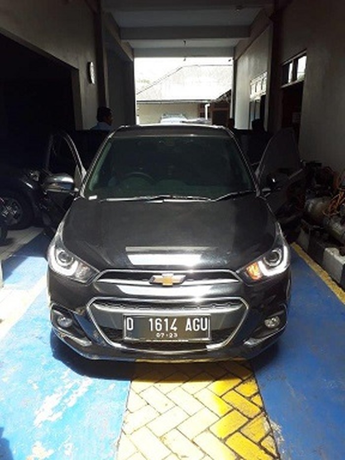 KPK Lelang Dua Mobil Koruptor