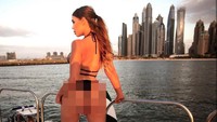 Bergaya di atas Yacht, ini Jenna saat berada di Marina Dubai. (Instagram/Jenna Bentley)