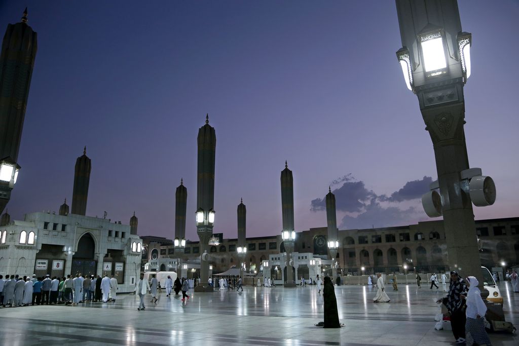 People make their way before prayer at Al-Masjid an-Nabawi or the Prophet Muhammad's Mosque, the second holiest site in Islam, after the annual hajj pilgrimage on last day of Eid al-Adha, in the Saudi holy city of Medina, Thursday, Sept. 15, 2016. (AP Photo/Nariman El-Mofty)