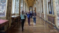 Winter Palace ini punya 1.500 ruangan, 117 tangga, dan hampir 2.000 jendela.