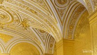 Di Winter Palace ini pengunjung bisa melihat barang-barang yang berkaitan dengan Peter the Great termasuk lukisan dan artefak pribadinya.
