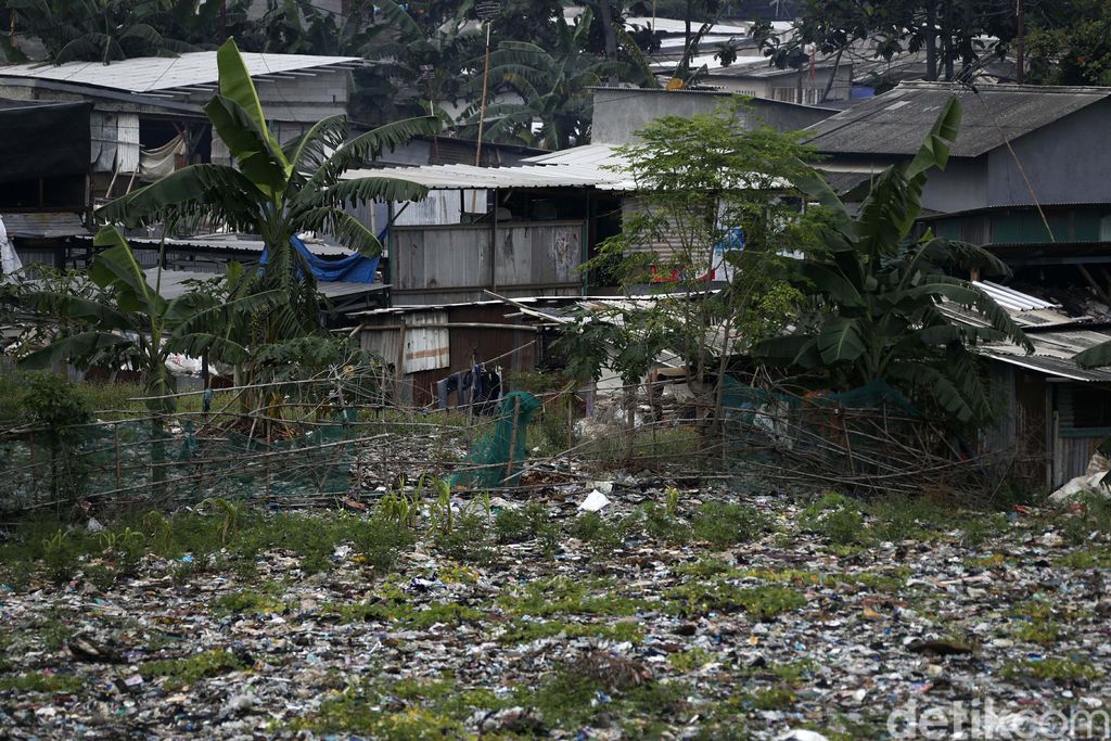 Lautan sampah seluas lapangan bola di pinggir Tol JORR, Kampung Caman Utara, Kota Bekasi, viral di Medsos. Tumpukan sampah itu berada tidak jauh dari pemukiman.