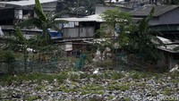 Tumpukan sampah itu berada tidak jauh dari pemukiman.