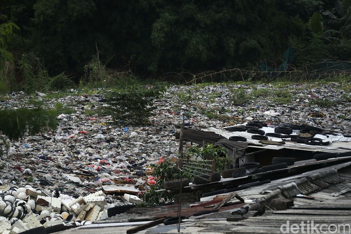 Lautan sampah seluas lapangan bola di pinggir Tol JORR, Kampung Caman Utara, Kota Bekasi, viral di Medsos. Tumpukan sampah itu berada tidak jauh dari pemukiman.