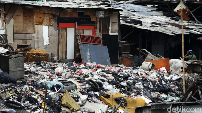 Lautan sampah seluas lapangan bola di pinggir Tol JORR, Kampung Caman Utara, Kota Bekasi, viral di Medsos. Tumpukan sampah itu berada tidak jauh dari pemukiman.