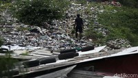 Aroma busuk menyengat juga menguap dari tumpukan sampah di lokasi yang berdekatan dengan permukiman penduduk itu.