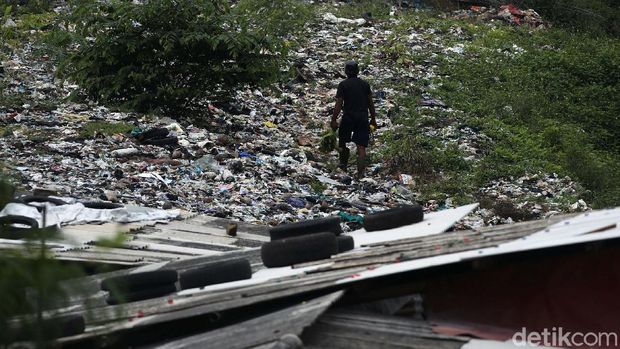 Lautan sampah seluas lapangan bola di pinggir Tol JORR, Kampung Caman Utara, Kota Bekasi, viral di Medsos. Tumpukan sampah itu berada tidak jauh dari pemukiman.