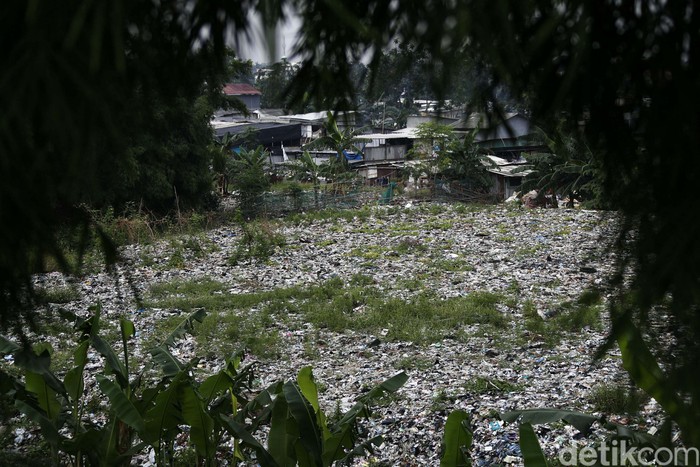 Lautan sampah seluas lapangan bola di pinggir Tol JORR, Kampung Caman Utara, Kota Bekasi, viral di Medsos. Tumpukan sampah itu berada tidak jauh dari pemukiman.