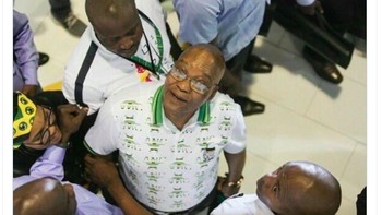 Liverpool harus menengadah untuk melihat posisi MU. Foto: istimewa