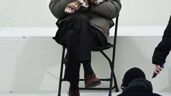 Jurgen Klopp merenung memikirkan kondisi klubnya. Foto: istimewa