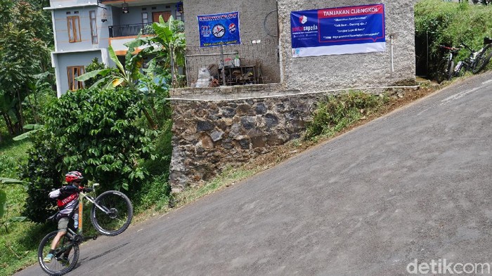 Tanjakan Langit Cijengkol di Lembang tengah jadi sorotan. Tanjakan itu punya tingkat kemiringan yang cukup ekstrem sekitar 70-75 derajat. Berani menaklukannya?
