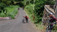 Saat menjajal tanjakan langit, tak jarang para pesepeda akhirnya tersungkur karena tak kuat lagi menggowes. Sementara para pesepeda lainnya menyoraki mereka yang menjajal tanjakan, apalagi sampai berhasil tanpa jatuh sama sekali.