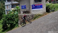Para penghobi sepeda di Bandung Raya saat ini tengah dihebohkan dengan jalur gowes Tanjakan Langit Cijengkol di Lembang. Tanjakan yang berada di Kampung Areng, Desa Lembang, Kecamatan Lembang, Kabupaten Bandung Barat (KBB) itu memiliki tingkat kemiringan sekitar 70 sampai 75 derajat.