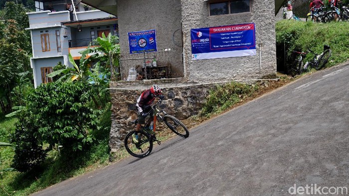 Menaklukan Tanjakan Cijengkol yang Ekstrem di Lembang Tanjakan Langit Cijengkol di Lembang tengah jadi sorotan. Tanjakan itu punya tingkat kemiringan yang cukup ekstrem sekitar 70-75 derajat. Berani menaklukannya?