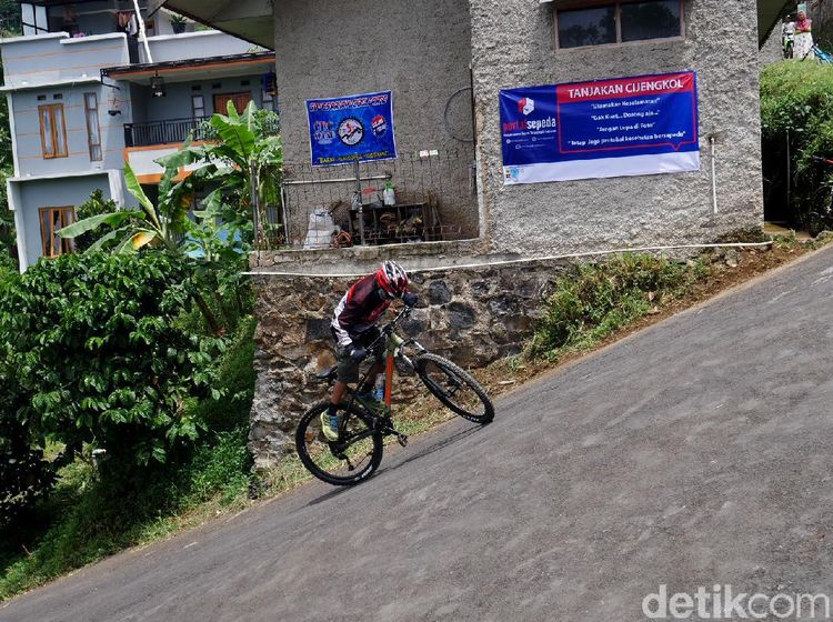 Menaklukkan Tanjakan Cijengkol yang Ekstrem di Lembang