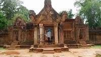 Banteay Srei yaitu kuil yang di dominasi material batu pasir merah.