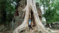 Ta Prohm Temple yaitu lokasi syuting film Tomb Raider yang terdaftar di situs UNESCO tahun 1992