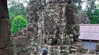 Bayon Temple yaitu kuil dengan 54 patung Budha Raksasa dan memiliki 216 wajah serupa.