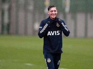 Tiba di Indonesia, Mesut Oziel Disuguhi Jamu Kunyit Asem dan Rendang