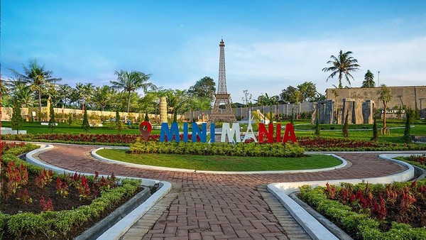 Taman Mini Mania punya berbagai miniatur ikon wisata di dunia, misalnya Menara Eiffel, Menara Pisa hingga Patung Liberty. Lengkap juga dengan informasi dari masing-masing replika.(Mini Mania/instagram) Taman Mini Mania punya berbagai miniatur ikon wisata di dunia, misalnya Menara Eiffel, Menara Pisa hingga Patung Liberty. Lengkap juga dengan informasi dari masing-masing replika.(Mini Mania/instagram)