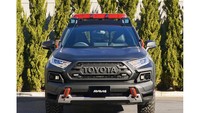 Di bagian eksterior, suspensi dan lingkar roda telah disesuaikan agar bisa digunakan berkendara dalam cuaca buruk di daerah pegunungan. Bagian bumper depan dan bumper belakang juga diubah desainnya sehingga lebih kekar dan berkarakter. Di bagian atap terdapat lampu tambahan untuk meningkatkan sistem pencahayaan. Foto: Toyota