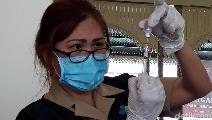 Vaksinasi Corona di Boyolali dimulai. Diawali dengan pencanangan vaksinasi kepada para tokoh masyarakat dan dilanjutkan kepada tenaga medis, Senin (25/12021). Ada 10 tokoh masyarakat di Boyolali yang mendapatkan vaksin pertama kali, termasuk Bupati, Seno Samodro.