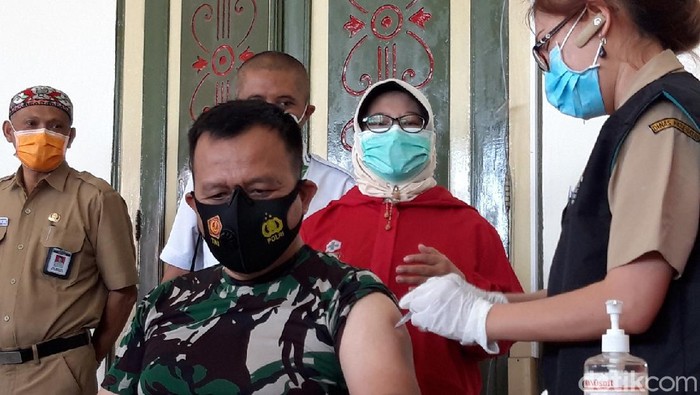 Vaksinasi Corona di Boyolali dimulai. Diawali dengan pencanangan vaksinasi kepada para tokoh masyarakat dan dilanjutkan kepada tenaga medis, Senin (25/12021). Ada 10 tokoh masyarakat di Boyolali yang mendapatkan vaksin pertama kali, termasuk Bupati, Seno Samodro.