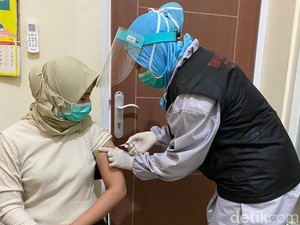 Cerita Nakes di Surabaya Usai Divaksin COVID-19
