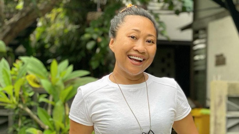 Ni Luh Djelantik Politisi dan desainer asal Bali.