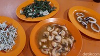 Selain bakso cumi gajah yang viral, rumah makan ini juga punya menu olahan seafood tradisional. Lengkap dengan tauge dan cah kangkung sebagai pelengkap. Foto: detikfood