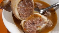 Seperti ini penampakan bakso cumi gajah ketika dibelah. Pencinta seafood dan bakso dijamin menyukainya! Foto: detikfood