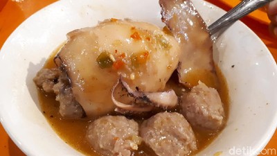Mantul! Bakso Cumi Gajah yang Viral dengan Kuah Saus Padang