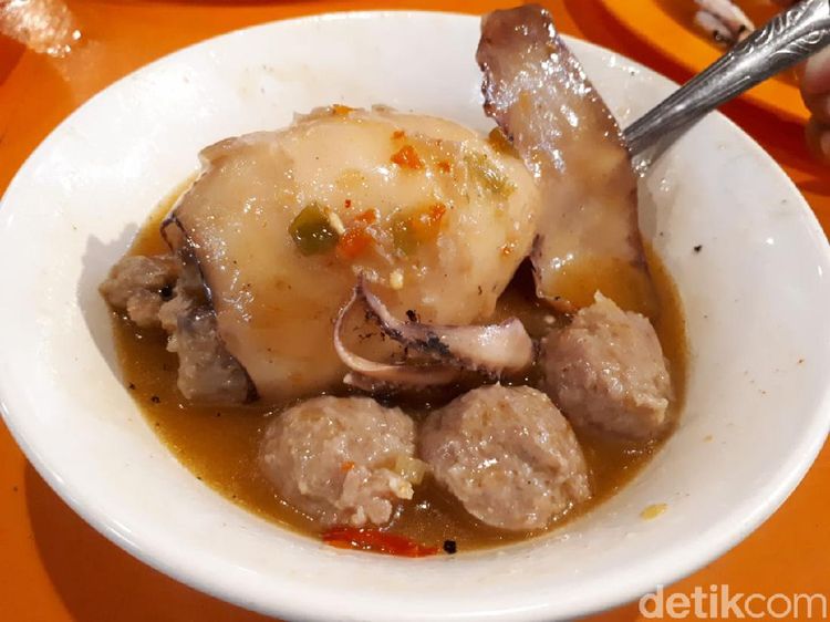 Mantul! Bakso Cumi Gajah yang Viral dengan Kuah Saus Padang