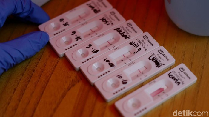 Pandemi Belum Usai, Kasus Corona di RI Diprediksi Tembus 1 Juta Kasus positif COVID-19 di Indonesia terus bertambah dan diprediksi tembus 1 juta kasus di tengah penerapan PPKM dan dicanangkannya vaksinasi virus Corona.