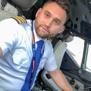 Kisah Pilot yang Jadi Kuli Bangunan dan Pengantar Barang karena Corona Kisah Pilot yang Jadi Kuli Bangunan dan Pengantar Barang karena Corona