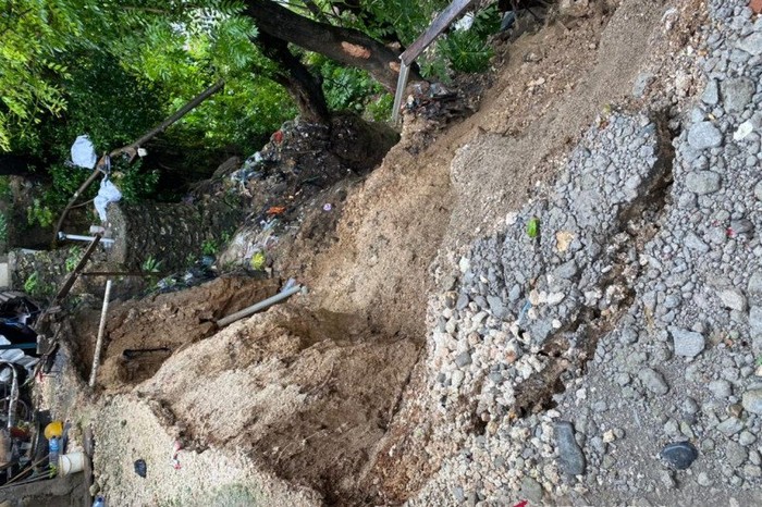 Peristiwa tanah longsor yang terjadi di bantara kali Liliba, Kota Kupang, NTT, pada Senin (25/1/2021). (ANTARA/HO-BPBD Kota Kupang)