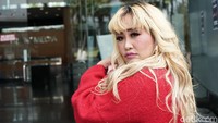 Kini, Pinkan Mambo tampak lebih tegar setelah badai berlalu. Bahkan sudah mampu beli rumah di kawasan BSD. (Foto: Palevi/detikcom) 